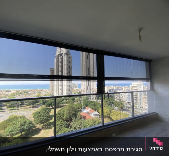 מרפסת עם סוככים נגללים על חלונות זכוכית